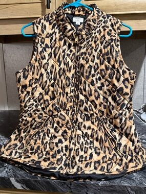 crown & ivy Leopard Quilted Vest in Tan and Black